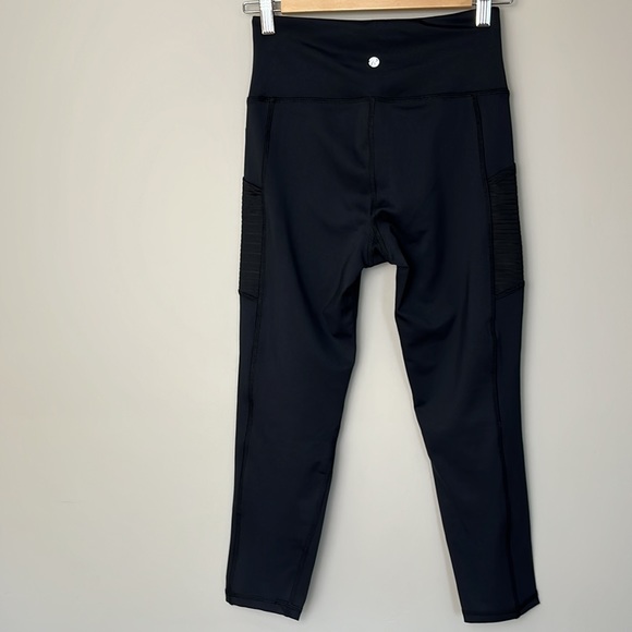 Mesh Pocket Crop Leggings - Picture 5 of 11